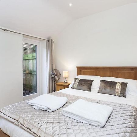 The Beehive Studio Apartment York Bagian luar foto