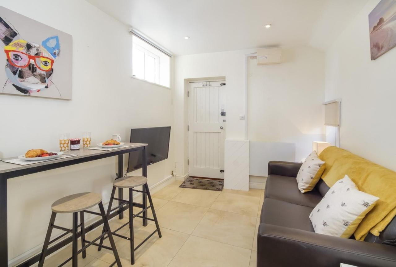 The Beehive Studio Apartment York Bagian luar foto