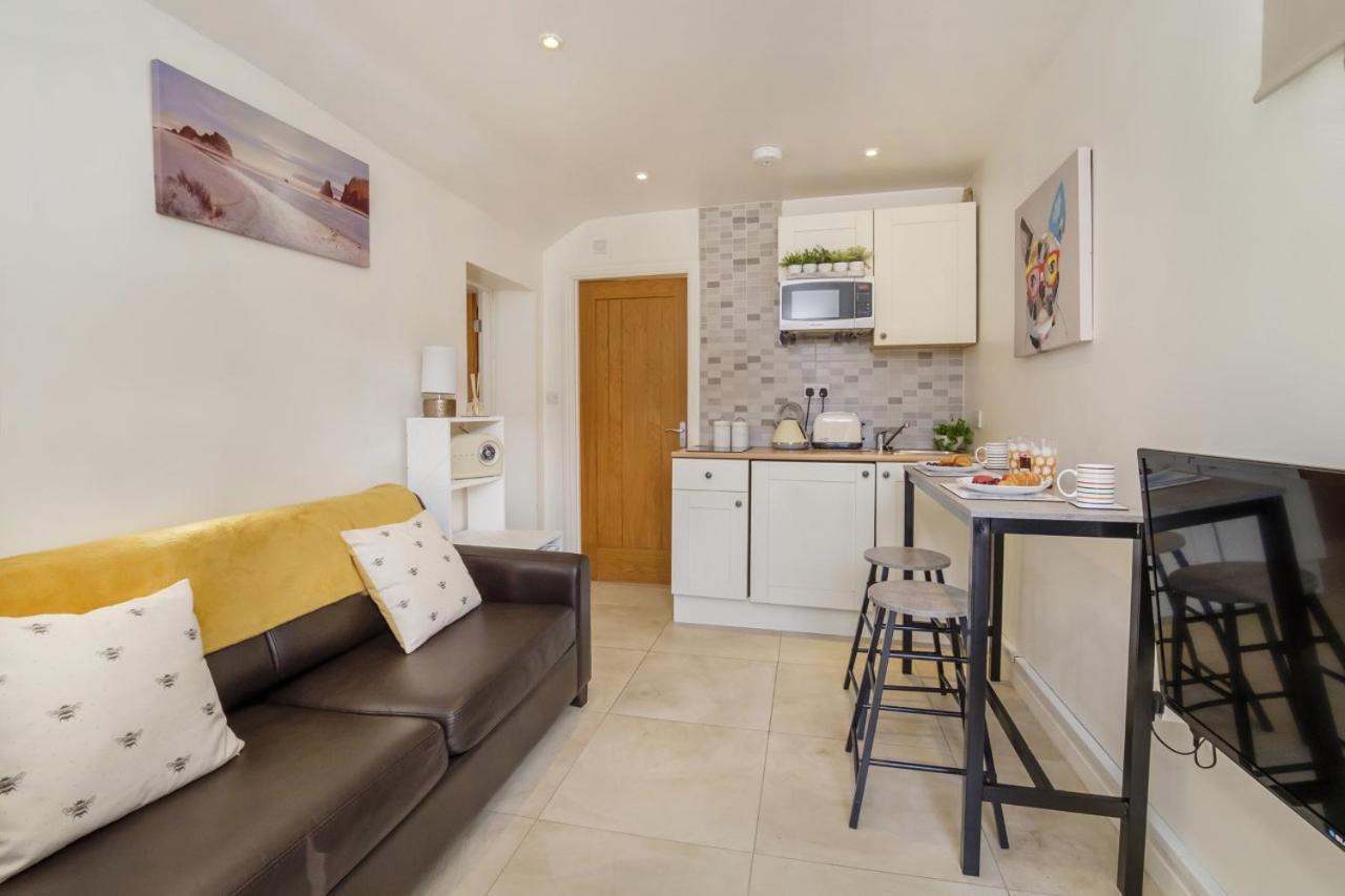 The Beehive Studio Apartment York Bagian luar foto