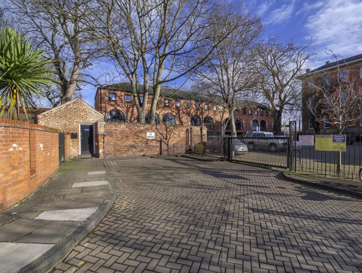 The Beehive Studio Apartment York Bagian luar foto