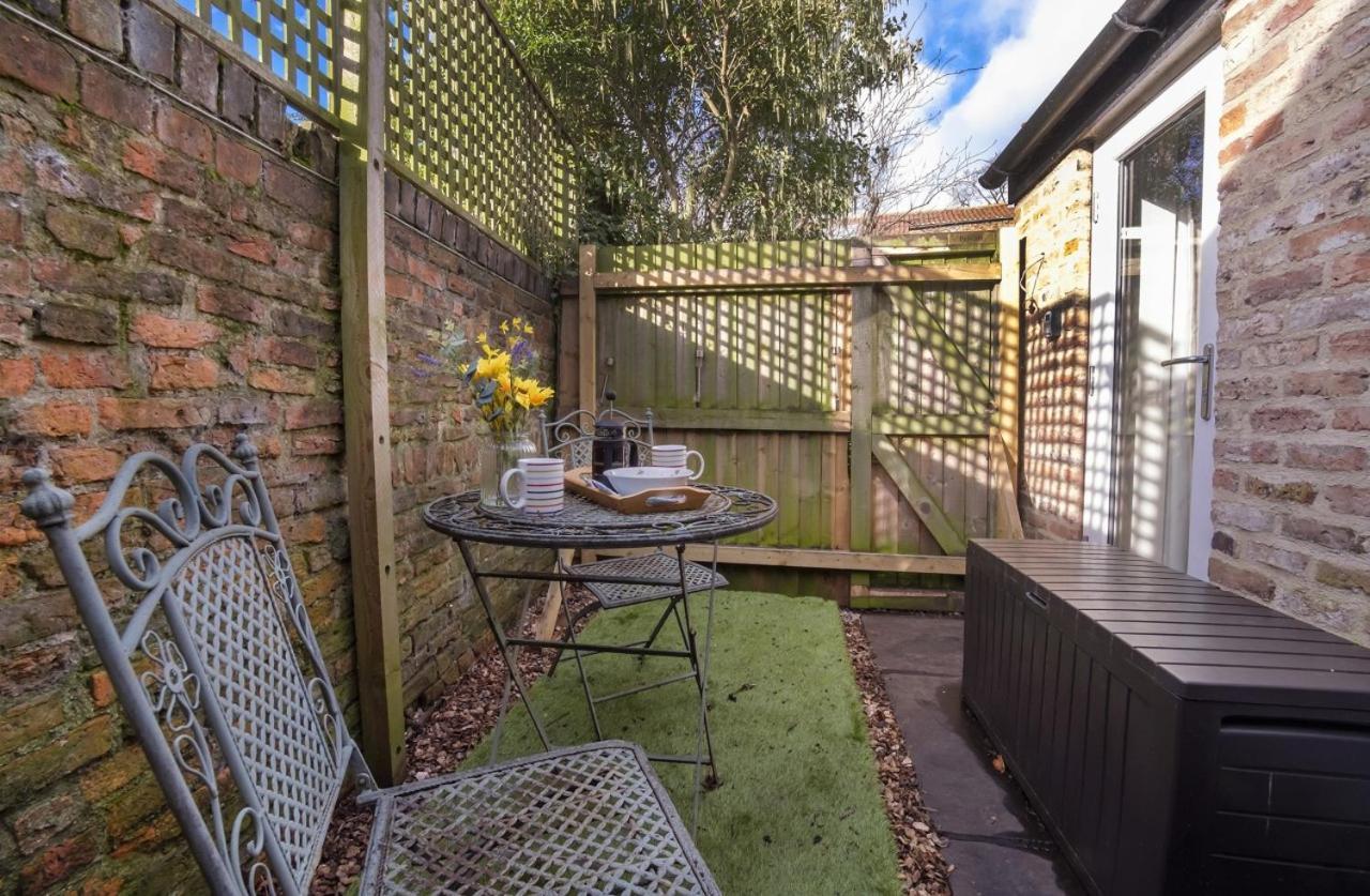 The Beehive Studio Apartment York Bagian luar foto