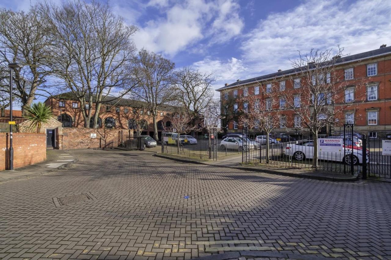 The Beehive Studio Apartment York Bagian luar foto