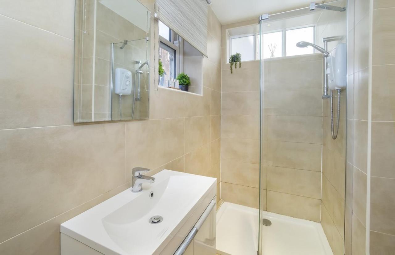 The Beehive Studio Apartment York Bagian luar foto