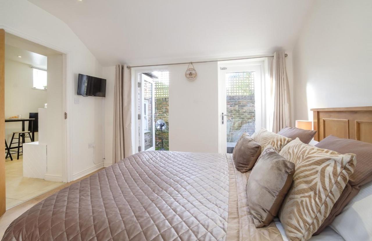 The Beehive Studio Apartment York Bagian luar foto
