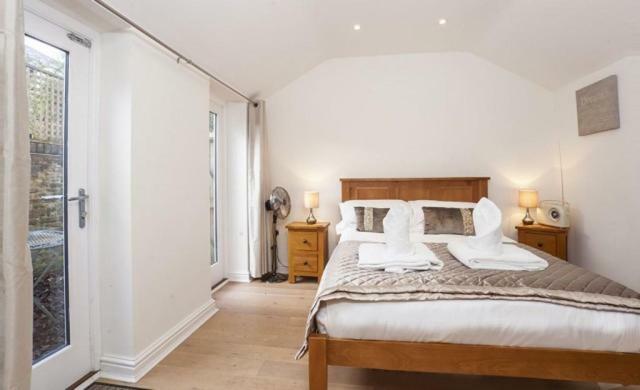 The Beehive Studio Apartment York Bagian luar foto